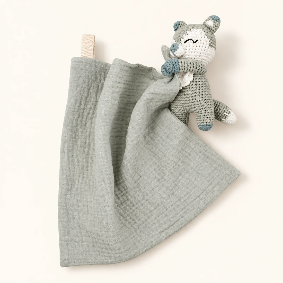 Doudou plat mousseline vert sauge avec koala au crochet - doudou personnalisé | Petit Murmure