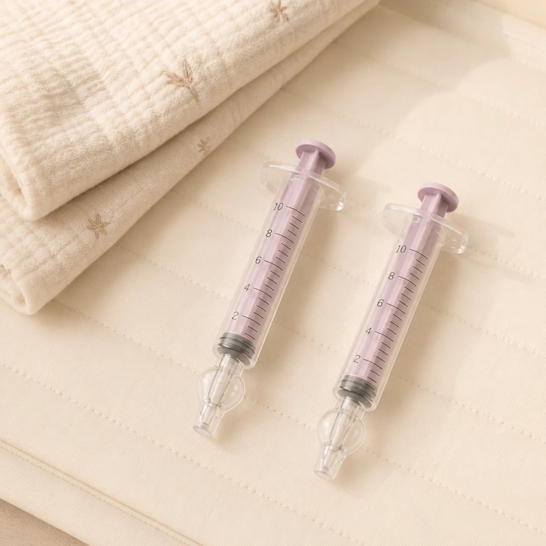 Mouche-bébé aspirateur nasal – embouts lavables – mise en scène dans un univers bébé doux et lumineux