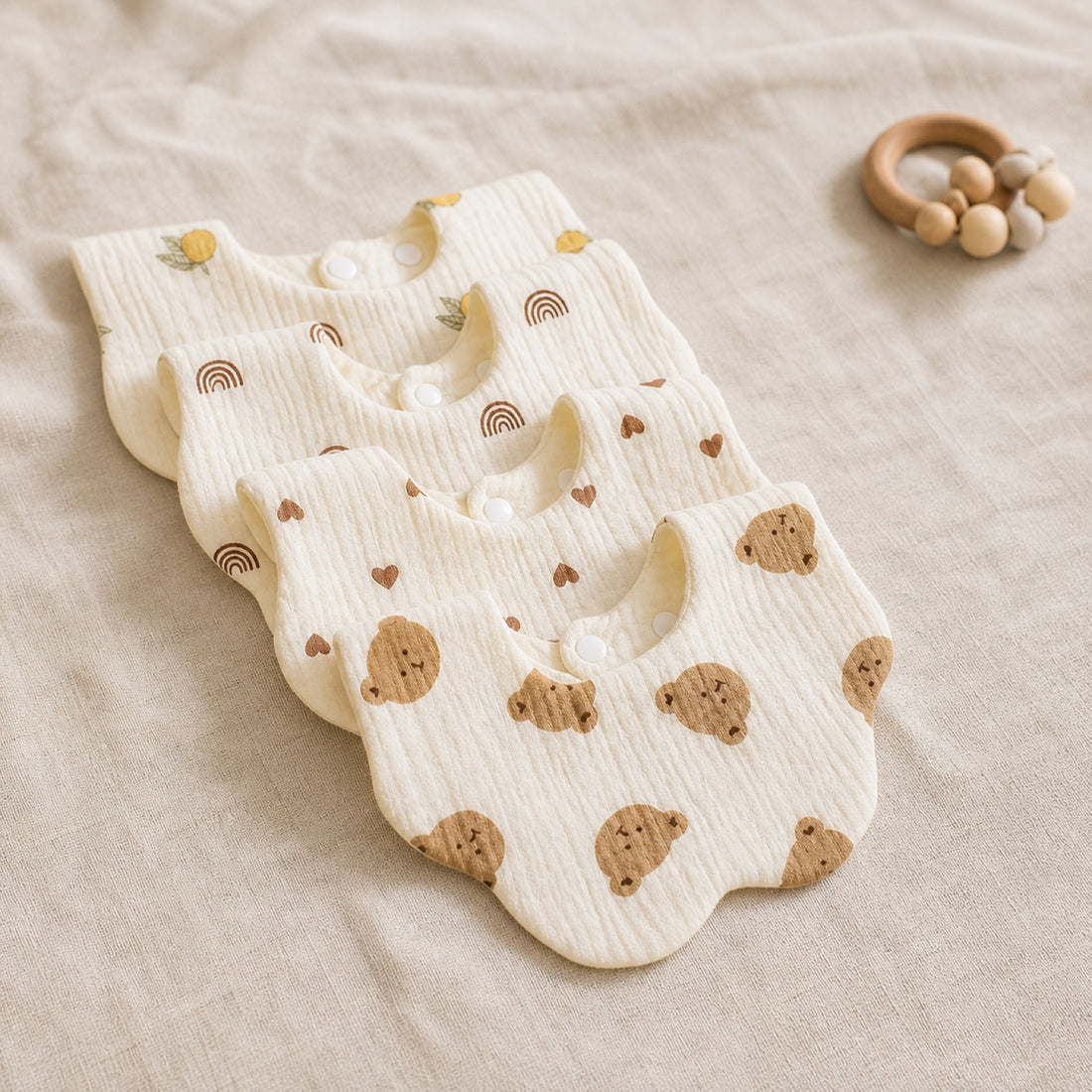 Lot de quatre bavoirs bébé en coton avec motifs doux