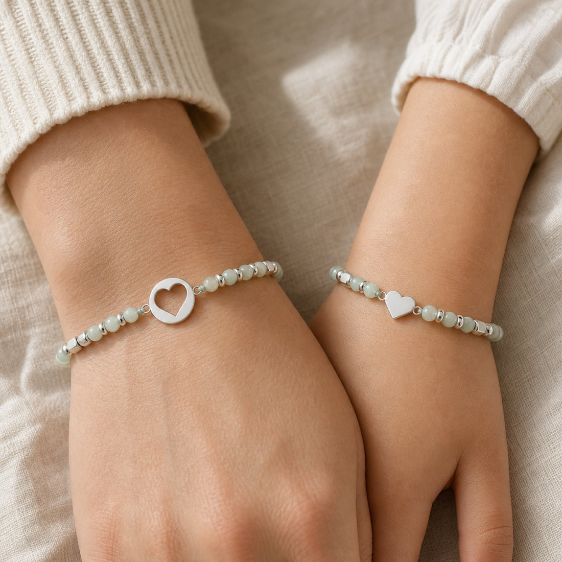 Bracelets mère-fille en amazonite portés avec leurs cœurs complémentaires